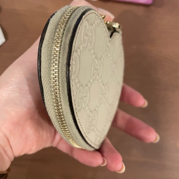 Gucci White Heart-Shaped Leather Coin Purse - Picture 5 of 8